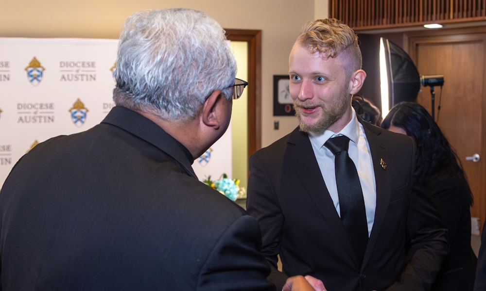 Bienvenido de regreso a Austin, Obispo Garcia 2