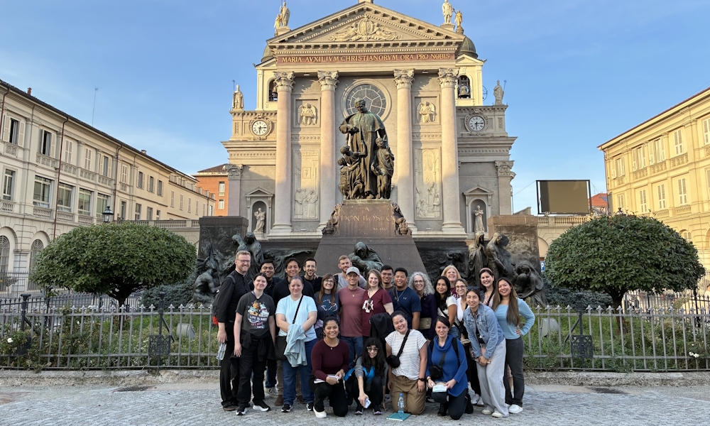 Jóvenes adultos siguen las huellas de los santos 4