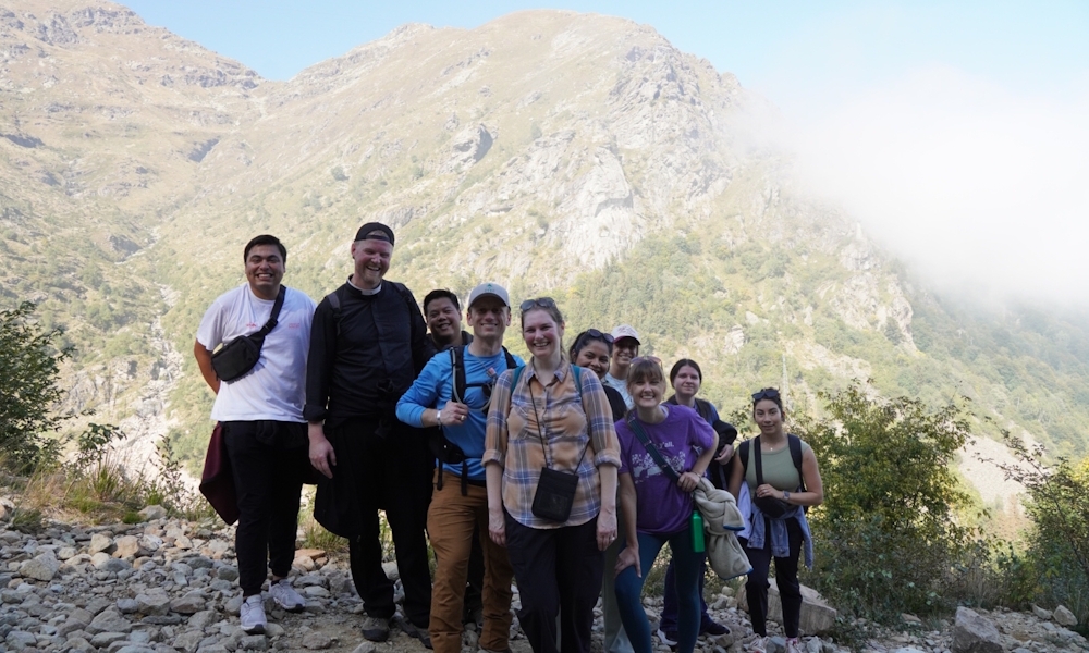 Jóvenes adultos siguen las huellas de los santos 2