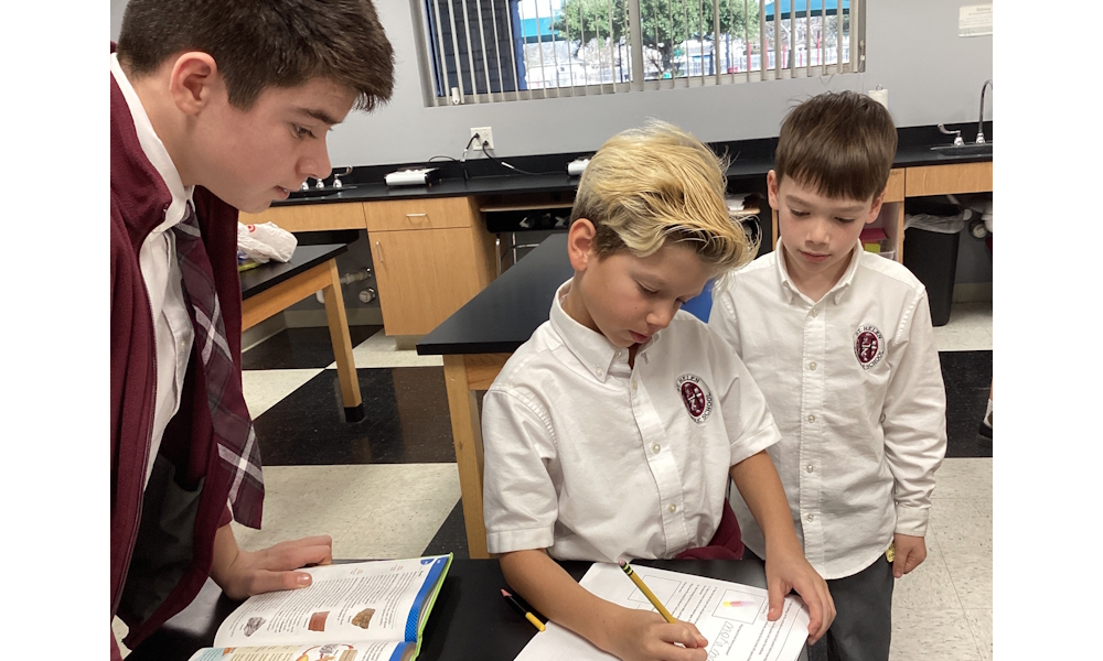 Los estudiantes aprenden virtudes, habilidades de liderazgo en St. Helen Catholic School 2