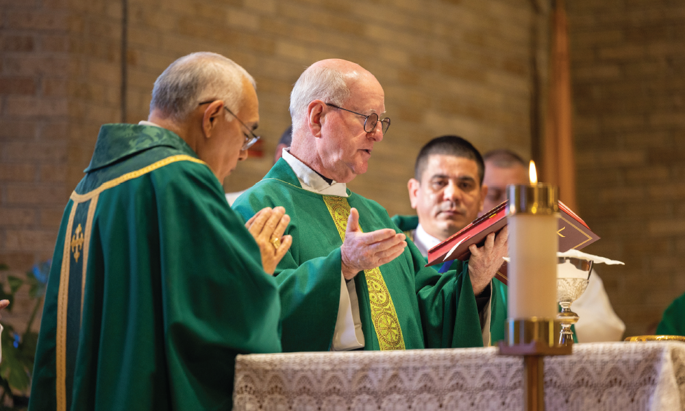 El Padre Jim Olnhausen reflexiona sobre su viaje como sacerdote por 52 años