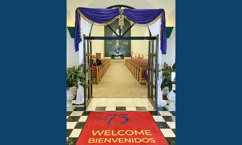 La entrada de Sacred Heart Parish en Waco da la bienvenida a los visitantes, incluyendo a peregrinos buscando obtener la indulgencia por el aniversario 75to. de la diócesis.