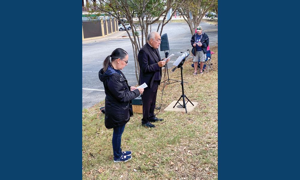 El Obispo José Vásquez y Luisa de Poo rezan el rosario fuera de una clínica de abortos en Austin.