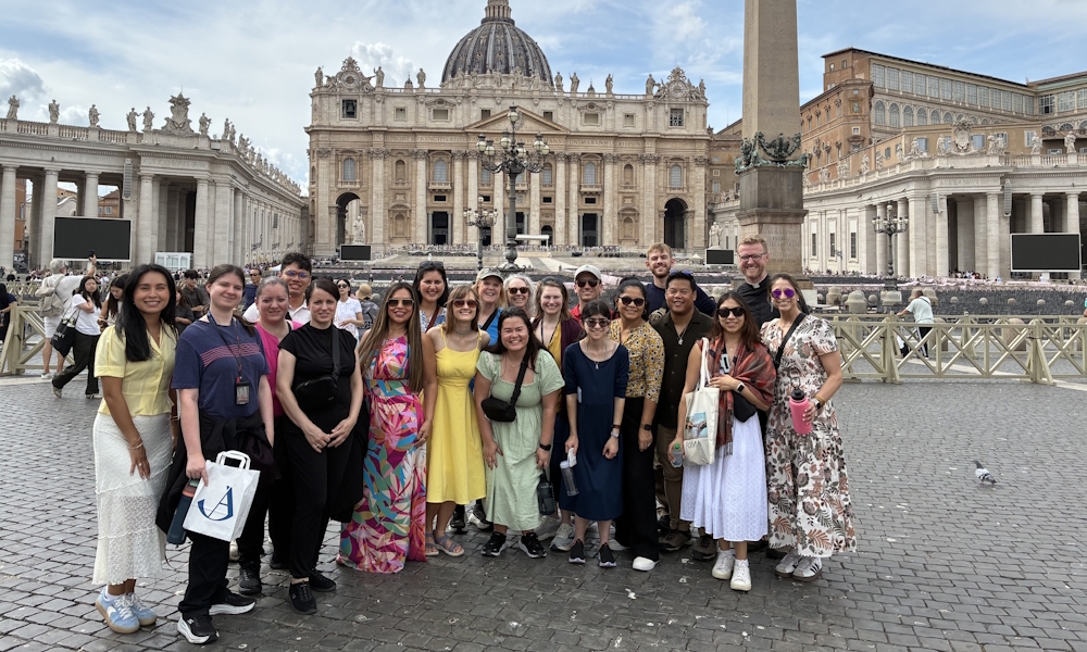 Jóvenes adultos siguen las huellas de los santos